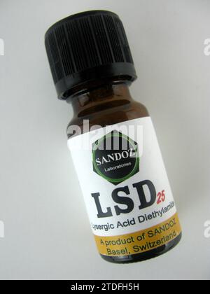 SANDOZ LSD 25 [FLASCHE] - Lysergsäurediethylamid Stockfoto