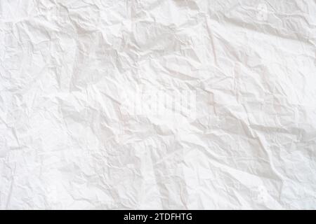 Zerknittertes oder zerknittertes weißes Schablonenpapier wird für zerknittertes Papier im Hintergrund verwendet. Stockfoto