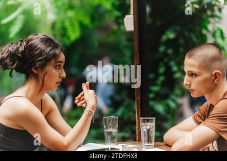 High School Schüler diskutieren verschiedene Themen und bereiten sich auf Prüfungen in einem Café vor Stockfoto