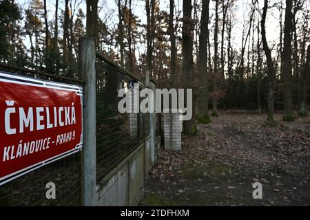 Prag, Tschechische Republik. Dezember 2023. Der Tatort des Doppelmordes in Klanovice Forest, Prag, Tschechien, am 18. Dezember 2023. Zwei Menschen, darunter ein Kind, wurden am 15. Dezember 2023 im Stadtteil Klanovice am östlichen Stadtrand von Prag tot aufgefunden. Mehrere Dutzend Polizisten arbeiten an der Aufklärung des Doppelmordes. Cmelicka Street abgebildet. Quelle: Michaela Rihova/CTK Photo/Alamy Live News Stockfoto