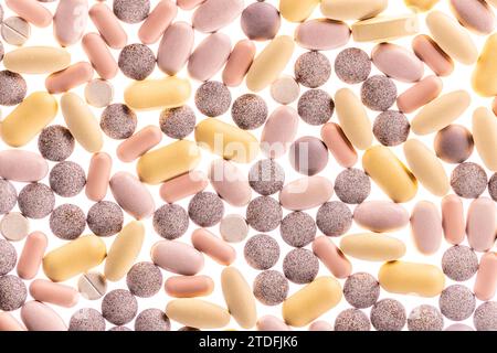 Hintergrund: Pastellfarbene Pillen und Tabletten Stockfoto