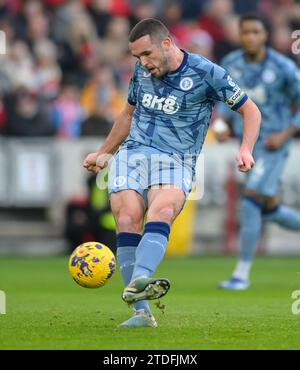 London, Großbritannien. Dezember 2023. 17. Dezember 2023 - Brentford gegen Aston Villa - Premier League - GTECH Stadium John McGinn von Aston Villa während des Premier League-Spiels gegen Brentford. Bildnachweis: Mark Pain/Alamy Live News Stockfoto