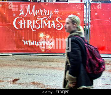 Glasgow, Schottland, Großbritannien. Dezember 2023. Wetter in Großbritannien: Bewölkt Ich sah in der weihnachtswoche einen miserablen nassen Tag im Stadtzentrum. Das Winterfest wird auf dem george Square fortgesetzt. Credit Gerard Ferry/Alamy Live News Stockfoto