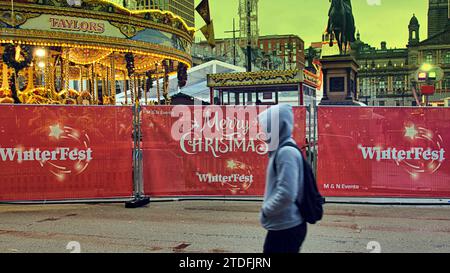 Glasgow, Schottland, Großbritannien. Dezember 2023. Wetter in Großbritannien: Bewölkt Ich sah in der weihnachtswoche einen miserablen nassen Tag im Stadtzentrum. Das Winterfest wird auf dem george Square fortgesetzt. Credit Gerard Ferry/Alamy Live News Stockfoto