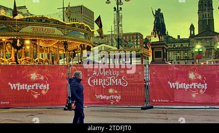 Glasgow, Schottland, Großbritannien. Dezember 2023. Wetter in Großbritannien: Bewölkt Ich sah in der weihnachtswoche einen miserablen nassen Tag im Stadtzentrum. Das Winterfest wird auf dem george Square fortgesetzt. Credit Gerard Ferry/Alamy Live News Stockfoto