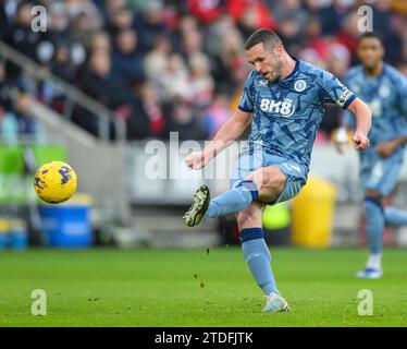 London, Großbritannien. Dezember 2023. 17. Dezember 2023 - Brentford gegen Aston Villa - Premier League - GTECH Stadium John McGinn von Aston Villa während des Premier League-Spiels gegen Brentford. Bildnachweis: Mark Pain/Alamy Live News Stockfoto