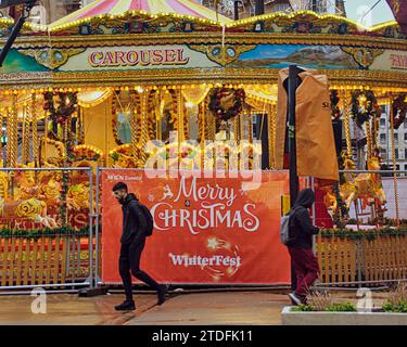 Glasgow, Schottland, Großbritannien. Dezember 2023. Wetter in Großbritannien: Bewölkt Ich sah in der weihnachtswoche einen miserablen nassen Tag im Stadtzentrum. Das Winterfest wird auf dem george Square fortgesetzt. Credit Gerard Ferry/Alamy Live News Stockfoto