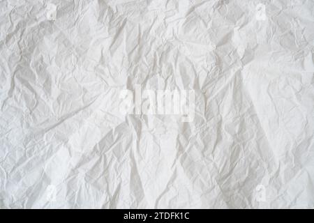Zerknittertes oder zerknittertes weißes Schablonenpapier wird für zerknittertes Papier im Hintergrund verwendet. Stockfoto