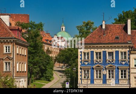 Stara Street, St. Kasimir-Kirche in der Ferne, im Bezirk Nowe Miasto (Neustadt) in Warschau, Polen Stockfoto