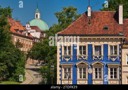 Stara Street, St. Kasimir-Kirche in der Ferne, im Bezirk Nowe Miasto (Neustadt) in Warschau, Polen Stockfoto