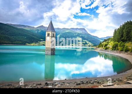 Untergetaucht Glockenturm von Graun Vinschgau oder Graun im Vinschgau am Reschensee Landschaftsansicht, Südtirol Region Italien Stockfoto