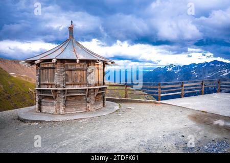 Stilfser Joch Bergpass oder Stilfser Joch landschaftlich schöner Sommer Schnee Bergblick, Grenze zwischen Italien und der Schweiz Stockfoto