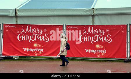 Glasgow, Schottland, Großbritannien. Dezember 2023. Wetter in Großbritannien: Bewölkt Ich sah in der weihnachtswoche einen miserablen nassen Tag im Stadtzentrum. Das Winterfest wird auf dem george Square fortgesetzt. Credit Gerard Ferry/Alamy Live News Stockfoto