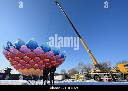 Auf der Baustelle des Shenyang Spring Festival Lantern Festival 2024 in Shenyang, Provinz Liaoning, China, werden am 18. Dezember 2023 große Lichtsets montiert und gehoben. (Foto: Costfoto/NurPhoto) Stockfoto