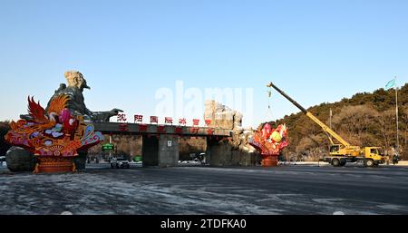 Auf der Baustelle des Shenyang Spring Festival Lantern Festival 2024 in Shenyang, Provinz Liaoning, China, werden am 18. Dezember 2023 große Lichtsets montiert und gehoben. (Foto: Costfoto/NurPhoto) Stockfoto