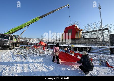 Auf der Baustelle des Shenyang Spring Festival Lantern Festival 2024 in Shenyang, Provinz Liaoning, China, werden am 18. Dezember 2023 große Lichtsets montiert und gehoben. (Foto: Costfoto/NurPhoto) Stockfoto