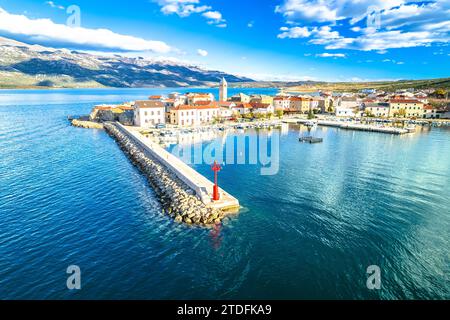 Stadt Vinjerac in der Bucht von Velebit aus der Vogelperspektive, Dalmatien-Archipel in Kroatien Stockfoto