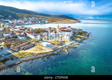 Stadt Vinjerac in der Bucht von Velebit aus der Vogelperspektive, Dalmatien-Archipel in Kroatien Stockfoto