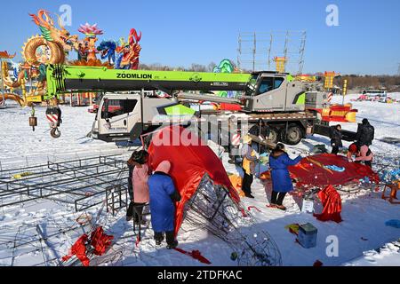 Auf der Baustelle des Shenyang Spring Festival Lantern Festival 2024 in Shenyang, Provinz Liaoning, China, werden am 18. Dezember 2023 große Lichtsets montiert und gehoben. (Foto: Costfoto/NurPhoto) Stockfoto