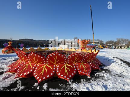 Shenyang, China. Dezember 2023. Auf der Baustelle des Shenyang Spring Festival Lantern Festival 2024 in Shenyang, Provinz Liaoning, China, werden am 18. Dezember 2023 große Lichtsets montiert und gehoben. (Foto: Costfoto/NurPhoto) Credit: NurPhoto SRL/Alamy Live News Stockfoto