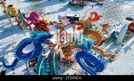 Shenyang, China. Dezember 2023. Auf der Baustelle des Shenyang Spring Festival Lantern Festival 2024 in Shenyang, Provinz Liaoning, China, werden am 18. Dezember 2023 große Lichtsets montiert und gehoben. (Foto: Costfoto/NurPhoto) Credit: NurPhoto SRL/Alamy Live News Stockfoto