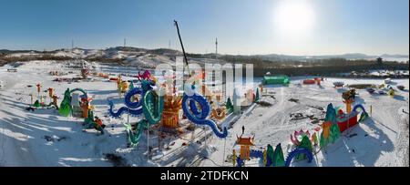 Shenyang, China. Dezember 2023. Auf der Baustelle des Shenyang Spring Festival Lantern Festival 2024 in Shenyang, Provinz Liaoning, China, werden am 18. Dezember 2023 große Lichtsets montiert und gehoben. (Foto: Costfoto/NurPhoto) Credit: NurPhoto SRL/Alamy Live News Stockfoto