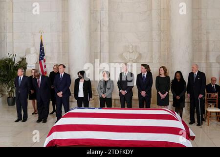 Von links: Chief Justice of the United States John Roberts, Justice Clarence Thomas, Justice Samuel Alito, Justice Sonia Sotomayor Justice Elena Kagan, Justice Neil Gorsuch, Justice Brett Kavanaugh, Justice Amy Coney Barrett, Justice Ketanji Brown Jackson und pensionierter Richter Anthony Kennedy, der mit Fahnen überzogene Sarg des pensionierten Richters des Obersten Gerichtshofs Sandra Day O'Connor trifft am Montag, den 18. Dezember 2023, am Obersten Gerichtshof in Washington DC ein. O’Connor, die erste Frau, die am höchsten Gericht des Landes diente, starb am 1. Dezember im Alter von 93 Jahren. Poolfoto von Jacquelyn Martin/UPI Stockfoto