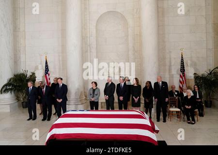 Von links: Chief Justice of the United States John Roberts, Justice Clarence Thomas, Justice Samuel Alito, Justice Sonia Sotomayor Justice Elena Kagan, Justice Neil Gorsuch, Justice Brett Kavanaugh, Justice Amy Coney Barrett, Justice Ketanji Brown Jackson und pensionierter Richter Anthony Kennedy, der mit Fahnen überzogene Sarg des pensionierten Richters des Obersten Gerichtshofs Sandra Day O'Connor trifft am Montag, den 18. Dezember 2023, am Obersten Gerichtshof in Washington DC ein. O’Connor, die erste Frau, die am höchsten Gericht des Landes diente, starb am 1. Dezember im Alter von 93 Jahren. Poolfoto von Jacquelyn Martin/UPI Stockfoto
