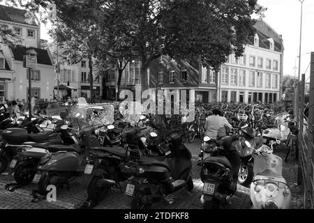 Geparkte Motorroller und Fahrräder in Maastricht, Niederlande Stockfoto