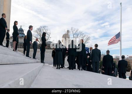 Der mit Fahnen überzogene Sarg des pensionierten Richters des Obersten Gerichtshofs Sandra Day O’Connor trifft am Montag, den 18. Dezember 2023, am Obersten Gerichtshof in Washington DC ein. O’Connor, die erste Frau, die am höchsten Gericht des Landes diente, starb am 1. Dezember im Alter von 93 Jahren. Poolfoto von Alex Brandon/UPI Stockfoto