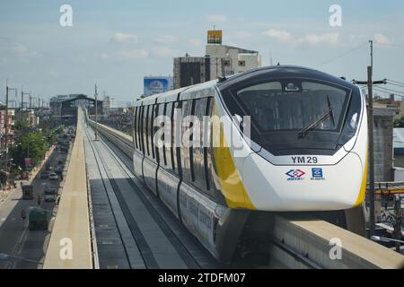 Gelbe MRTA-Einschienenbahn unbemannt, Autopilot-Himmelszug. Thailand, Bangkok. dezember 2023. Stockfoto