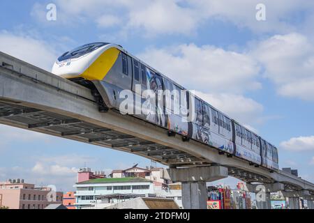 Gelbe MRTA-Einschienenbahn unbemannt, Autopilot-Himmelszug. Thailand, Bangkok. dezember 2023. Stockfoto