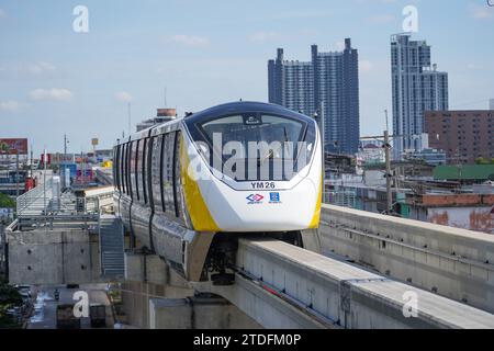 Gelbe MRTA-Einschienenbahn unbemannt, Autopilot-Himmelszug. Thailand, Bangkok. dezember 2023. Stockfoto