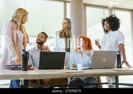 Multiethnische Geschäftsteams tauschen Ideen aus und diskutieren ein Arbeitsprojekt. Geschäftskonzept. Stockfoto