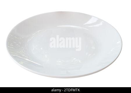 Einzelne weiße Keramikplatte ist auf weißem Hintergrund mit Beschneidungspfad isoliert. Nahaufnahme des Fotos Stockfoto