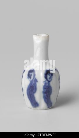 Miniatur-Flaschenvase mit blühenden Pflanzen und Frauen, anonym, ca. 1675 - ca. 1724 Miniatur-Aschesle, flaschenförmige Vase aus Porzellan, in Unterlaze blau lackiert. Fließende Pflanzen und Frau an der Wand (lange Lippen) an der Wand. Blau Weiß. Porzellan. Glasur. Kobalt-(Mineral-)Gemälde Miniatur-Aschesle, flaschenförmige Vase aus Porzellan, in Unterlazblau bemalt. Fließende Pflanzen und Frau an der Wand (lange Lippen) an der Wand. Blau Weiß. Porzellan. Glasur. Kobalt-(Mineral-)Malerei Stockfoto