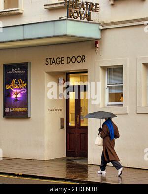 Glasgow, Schottland, Großbritannien. Dezember 2023. Wetter in Großbritannien: Bewölkt Ich sah in der Weihnachtswoche einen miserablen nassen Tag im Stadtzentrum. Aladdin ist die Pantomime am Theater Royal. Credit Gerard Ferry/Alamy Live News Stockfoto