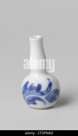 Miniatur-Flaschenvase in Kürbisform mit Blumenspray, anonym, ca. 1675 - ca. 1724 Miniatur-Flaschenvase aus Porzellan mit Kürbisform, blau lackiert. Ein stilisierter Blumenzweig auf dem Bauch. Blau Weiß. Porzellan. Glasur. Kobalt-(Mineral-)Malerei / Glasur Miniaturflaschenförmige Vase aus Porzellan mit einem Kürbiskorn-förmigen Korpus, in Unterlaze blau bemalt. Ein stilisierter Blumenzweig auf dem Bauch. Blau Weiß. Porzellan. Glasur. Kobalt-(Mineral-)Malerei/Verglasung Stockfoto