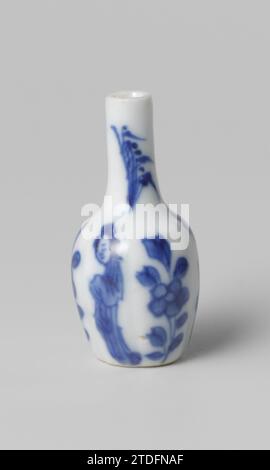 Miniatur-Flaschenvase mit blühenden Pflanzen und Frauen, anonym, ca. 1675 - ca. 1724 Miniatur-Aschesle, flaschenförmige Vase aus Porzellan, in Unterlaze blau lackiert. Abwechselnd eine blühende Pflanze und eine Frau (Long Lijs) an der Wand. Blau Weiß. Porzellan. Glasur. Kobalt-(Mineral-)Gemälde Miniatur-Aschesle, flaschenförmige Vase aus Porzellan, in Unterlazblau bemalt. Abwechselnd eine blühende Pflanze und eine Frau (Long Lijs) an der Wand. Blau Weiß. Porzellan. Glasur. Kobalt-(Mineral-)Malerei Stockfoto