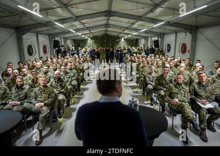 Rukla, Litauen. Dezember 2023. Bundesverteidigungsminister Boris Pistorius (SPD) spricht zu den Soldaten der Bundeswehr. Der SPD-Politiker besucht auch die deutschen Soldaten hier zu einer Weihnachtsfeier und Adventskaffee. Quelle: Kay Nietfeld/dpa/Alamy Live News Stockfoto