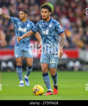 London, Großbritannien. 17. Dezember 2023 - Brentford gegen Aston Villa - Premier League - GTECH Stadium. Aston Villa's Boubacar Kamara während des Premier League-Spiels gegen Brentford. Bildnachweis: Mark Pain / Alamy Live News Stockfoto
