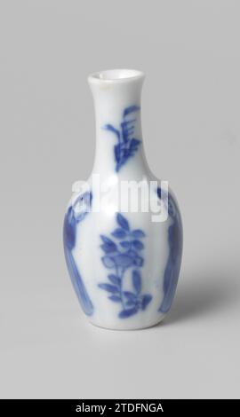 Miniatur-Flaschenvase mit blühenden Pflanzen und Frauen, anonym, ca. 1675 - ca. 1724 Miniatur-Aschesle, flaschenförmige Vase aus Porzellan, in Unterlaze blau lackiert. Abwechselnd eine blühende Pflanze und eine Frau (Long Lijs) an der Wand. Blau Weiß. Porzellan. Glasur. Kobalt-(Mineral-)Gemälde Miniatur-Aschesle, flaschenförmige Vase aus Porzellan, in Unterlazblau bemalt. Abwechselnd eine blühende Pflanze und eine Frau (Long Lijs) an der Wand. Blau Weiß. Porzellan. Glasur. Kobalt-(Mineral-)Malerei Stockfoto