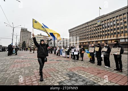 Nicht exklusiv: ZAPORIZHZHIA, UKRAINE - 17. DEZEMBER 2023 - Aktivisten halten Fahnen und Plakate während der Aktion zur Unterstützung der gefangenen Verteidiger von Stockfoto