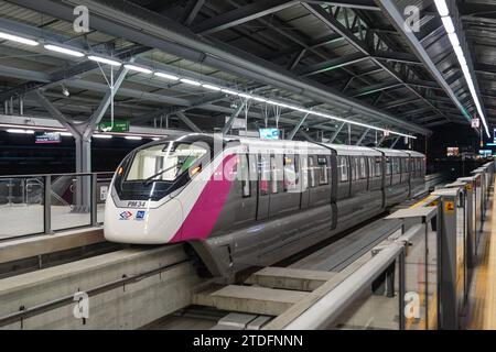 MRTA nbm rosa Einschienenbahn, unbemannt, Bahnsteig des Autopilot-Sky-Bahnhofs. Thailand, Bangkok. dezember 2023 Stockfoto