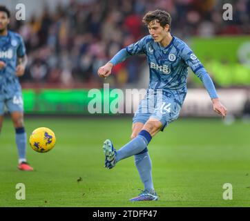 17. Dezember 2023 - Brentford gegen Aston Villa - Premier League - GTECH Stadium. Aston Villa's Pau während des Premier League-Spiels gegen Brentford. Bild : Mark Pain / Alamy Live News Stockfoto