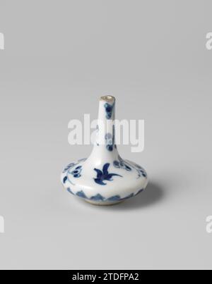 Miniatur-Flaschenvase mit prunus-Spray und Fledermaus, anonym, ca. 1675 - ca. 1724 Miniatur-Flaschenvase aus Porzellan mit flachem Korpus, blau lackiert. Blühende prunuszweige und eine Fledermaus an Bauch und Hals; um den Fuß ein Band mit nachempfundenen Blattmotiven. Ein Chip in der Kante. Blau Weiß. Porzellan. Glasur. Kobalt-(Mineral-)Malerei / Glasur Miniaturflaschenförmige Vase aus Porzellan mit flachem Korpus, in Unterlaze blau lackiert. Blühende prunuszweige und eine Fledermaus an Bauch und Hals; um den Fuß ein Band mit nachempfundenen Blattmotiven. Ein Chip i Stockfoto