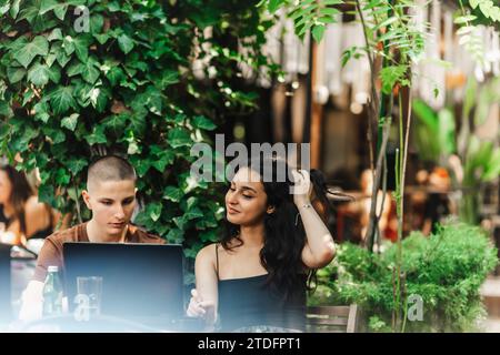 High School Schüler lernen und diskutieren verschiedene Themen in einem Café Stockfoto