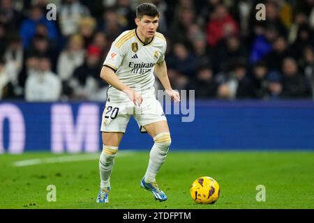 Madrid, Spanien. Dezember 2023. Fran Garcia von Real Madrid CF spielte am 17. Dezember 2023 im Santiago Bernabeu Stadion in Madrid, Spanien, während des La-Liga-Spiels zwischen Real Madrid und Villarreal CF. (Foto: Cesar Cebolla/PRESSINPHOTO) Credit: PRESSINPHOTO SPORTS AGENCY/Alamy Live News Stockfoto