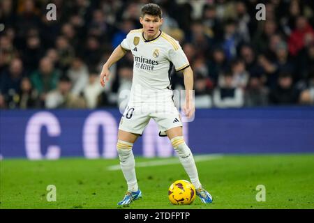 Madrid, Spanien. Dezember 2023. Fran Garcia von Real Madrid CF spielte am 17. Dezember 2023 im Santiago Bernabeu Stadion in Madrid, Spanien, während des La-Liga-Spiels zwischen Real Madrid und Villarreal CF. (Foto: Cesar Cebolla/PRESSINPHOTO) Credit: PRESSINPHOTO SPORTS AGENCY/Alamy Live News Stockfoto