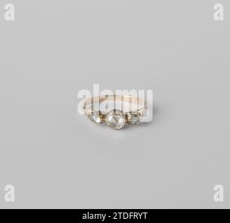 Ring mit Diamanten, 1800 - 1900 Ring mit drei Rosendiamanten. Ein großer runder Diamant zwischen zwei ovalen. Diamant (Mineral) Ring mit drei rosa Diamanten. Ein großer runder Diamant zwischen zwei ovalen. Diamant (Mineral) Stockfoto
